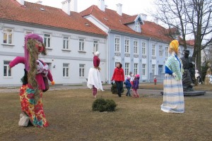 Sušvito sužibo Morių paradas prie Šilutės dvaro. 080