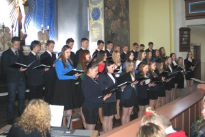 Vydūno gimnazijos choras Šilutės evangelikų bažnyčioje. 047+
