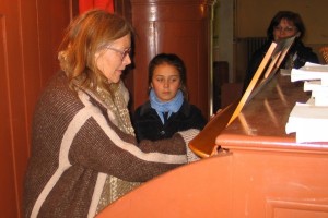 Prof. R.Lamsatis (Lamsatytė) ir jos gimnaitė Ugnė grojo bažnyčios vargonais. Foto 219+