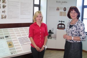 Muziejininkė L.Vasiliauskytė ir direktorė L.Burzdžiuvienė džiaugiasi atnaujintomis patalpomis ir nauja ekspozicija. Foto 067+