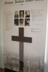 Originaliai atkurtas ir eksponuojamas Jankų šeimos vienas iš antkapinių kryžių. Foto 086+