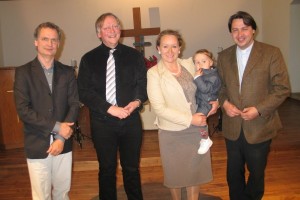 Koncerto Vilkyškiuose rengėjai ir talkininkai (iš kairės): vargonų meistras Jorg Naß, atlikėjas R. Barnett, festivalio siela L.Matuzaitė-Kairienė su sūneliu ir kunigas M.Kairys. Foto 126+