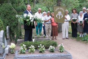 Pagėgių meras V.Komskis padėjo gėlių ant M.Jankaus kapo. 072+