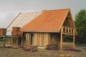 Nors jachtklubas pastatytas iš šiuolaikinių medžiagų, tačiau jis išlaiko istorinės architektūros bruožus. 0031