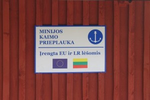 Būtinas ženklas ant jachtklubo sienos. 0043-1