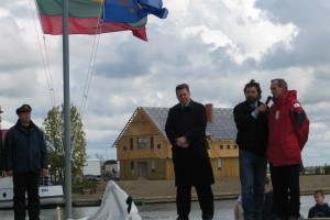 Jachtklubo atidarymas vyko 2004 m. gegužės 22 dieną. Centre iš kairės: Šilutės rajono meras Arvydas Jakas, projekto rengėjai S.Sodonis ir A.Varnas. ir 0043-2