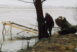 Vienas pirmųjų bandymų būsimo jachtklubo vietoje įrengti tiltelį. 006
