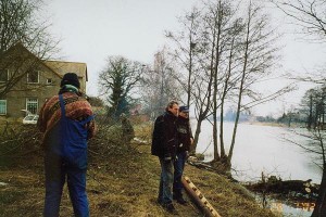 Minijos upė - tik pradžia didelėms kelionėms. Pirmos talkos dalyviai 2002 metų sausį. 007