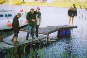 Pirmieji bandymai pasigaminti plaukiojantį tiltelį buvo gerokai anksčiau, nei imta statyti jachtklubą. 111
