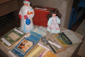 Į praeitį nueinančios knygos bei porcelianiniai žaislai taip pat jau tapo muziejaus eksponatais. Foto 084+