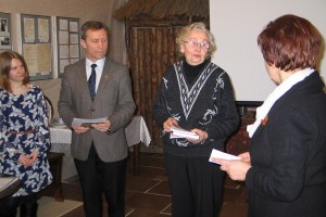 Ilgametė Raudonojo kryžiaus Šilutės skyriaus vadovė Joana Kubaitienė vakaro metu perdavė muziejui knygas, kuriose aprašyta šio skyriaus veikla. Foto 099+