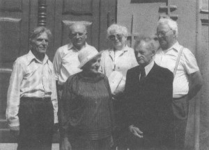 1995 m. liepos 15 d. prie Šilutės gimnazijos susitiko buvę rezistentai: priekyje stovi Marija Puidokaitė-Klemanskienė ir Aloyzas Rupainis; II eilėje iš kairės: M. Puidokaitės vyras Antanas Klemanskis (pokario partizanas), Pranas Rimkus, Remigija Jončaitė-Bukaveckienė ir Eduardas Šmitas.