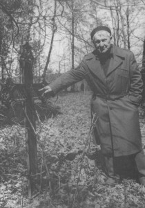 Petras Jakštas prie Storostų kapo paminklo Mažių kapinėse 1986.