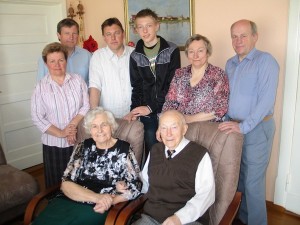 Pasveikinti 87-ojo gimtadienio proga atvyko sūnūs Algirdas ir Gediminas ir duktė Laimutės su šeimos nariais.