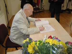 V.Vaicekauskas pasirašo Šilutės Garbės piliečių knygoje.