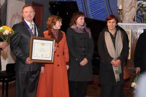 Klubo prezidentas A.Vanagas su Šilutės muziejaus darbuotojomis (iš kairės): Roma Šukiene ir Jūrate Pancerova.