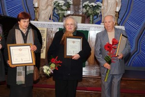 Kol kas dar trys pretendentai gauti apdovanojimą (iš kairės): Šilutės muziejaus direktorė Roza Šikšnienė, E.Juraškaitė-Murauskienė ir mokytojas A.Červinskas.