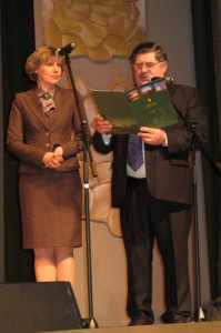 Premijos komiteto pirmininkas Juozas Sauspreškis skaito posėdžio protokolo išrašą. Šilutės rajono merė D.Žebelienė laukia sprendimo.