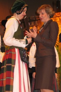 Merė D.Žebelienė apdovanoja 2013 m. "Sidabrinės nendrės" laureatę V.Galinskienę.