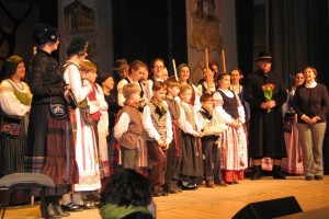 Sveikina Klaiėdos etnokultūros centro spektaklio "Metai" kolektyvas ir jo režisierė Dalia Kiseliūnaitė.